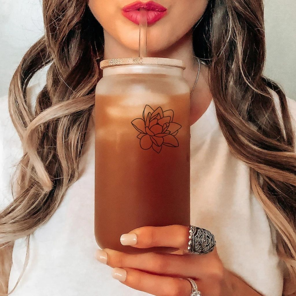 Personalized Iced Coffee Cup with Floral Retro Design, custom can glass with lid and straw, perfect for bridesmaid gifts, bachelorette parties, or bridesmaid proposals, stylish and practical for everyday use