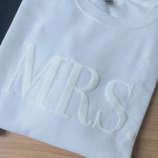 Mrs. Sweatshirt – Cozy and stylish bridal sweatshirt with 'Mrs.' embroidery. Perfect for brides, newlyweds, honeymoon outfits, and wedding gifts. Soft, comfortable.